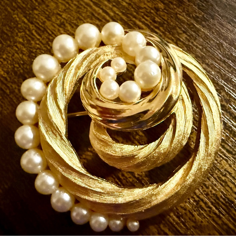 🤑Vintage Crown Trifari Gold Tone and Faux Pearl Swirl Brooch